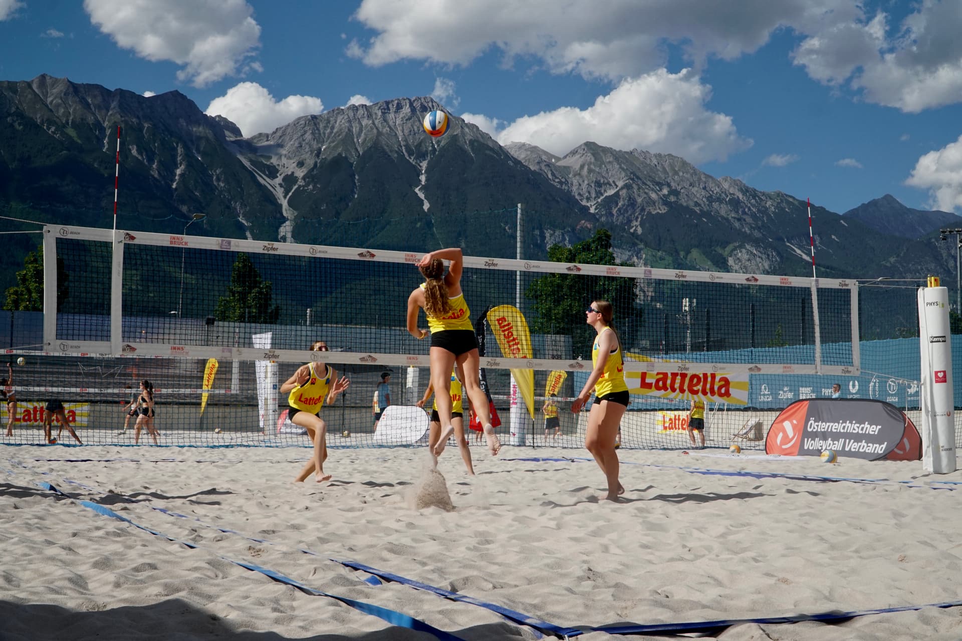 Die Schulbeach Cup Bundesmeisterschaft presented by Lattella geht in Innsbruck über die Bühne.
